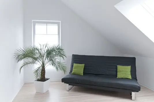 Fotolia_30815229_Subscription_L Couch neben Pflanze