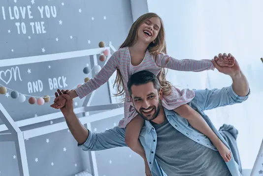 Haus-Vater-Tochter-Wohnen-Serie-4-13 Vater tanzend mit Tochter