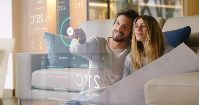 smart-home-technik-haus-bedienen-menschen-handy-geraet-07