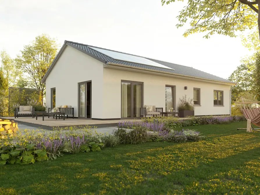 Seitliche Gartenansicht des Bungalow 100 mit durchdachter Raumaufteilung, gepflegter Begrünung und wohnlicher Terrassenfläche.