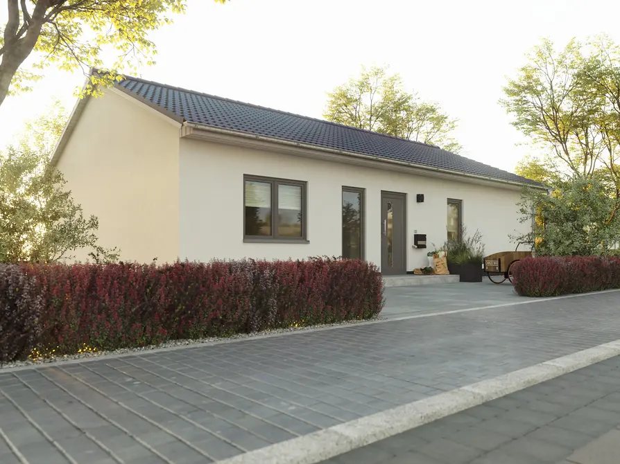 Frontansicht des Bungalow 100 mit harmonischer Fassadengestaltung, bodengleichem Eingang und umrahmender Bepflanzung.
