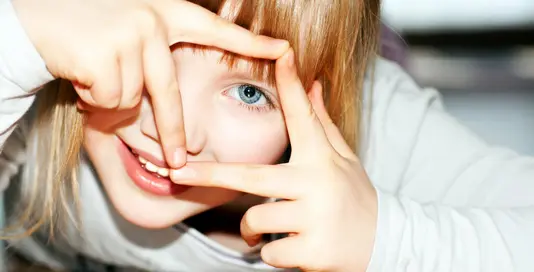 Fotolia_30303899_Subscription_L Mädchen mit Fingerzeichen