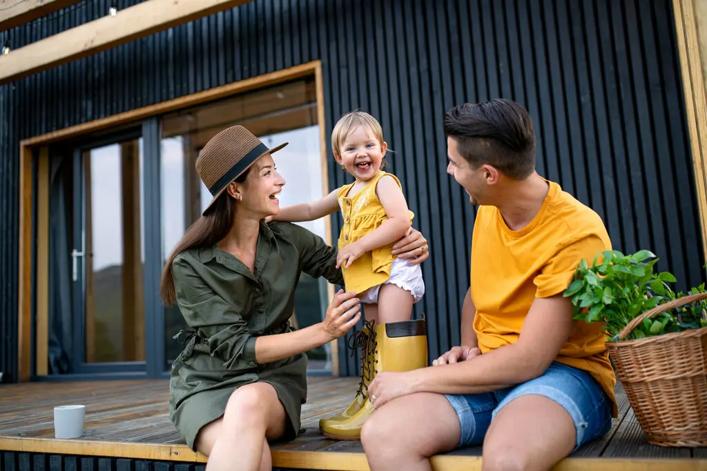 Haus-Familie-Wohnen-Serie-9-48 Junge Familie mit kleiner Tochter im Freien, Wochenende in einem Containerhaus auf dem Lande.